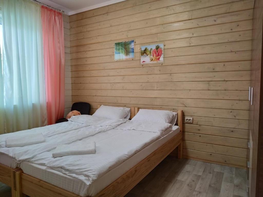 מיטה או מיטות בחדר ב-Дом Дискавери семейный у моря!