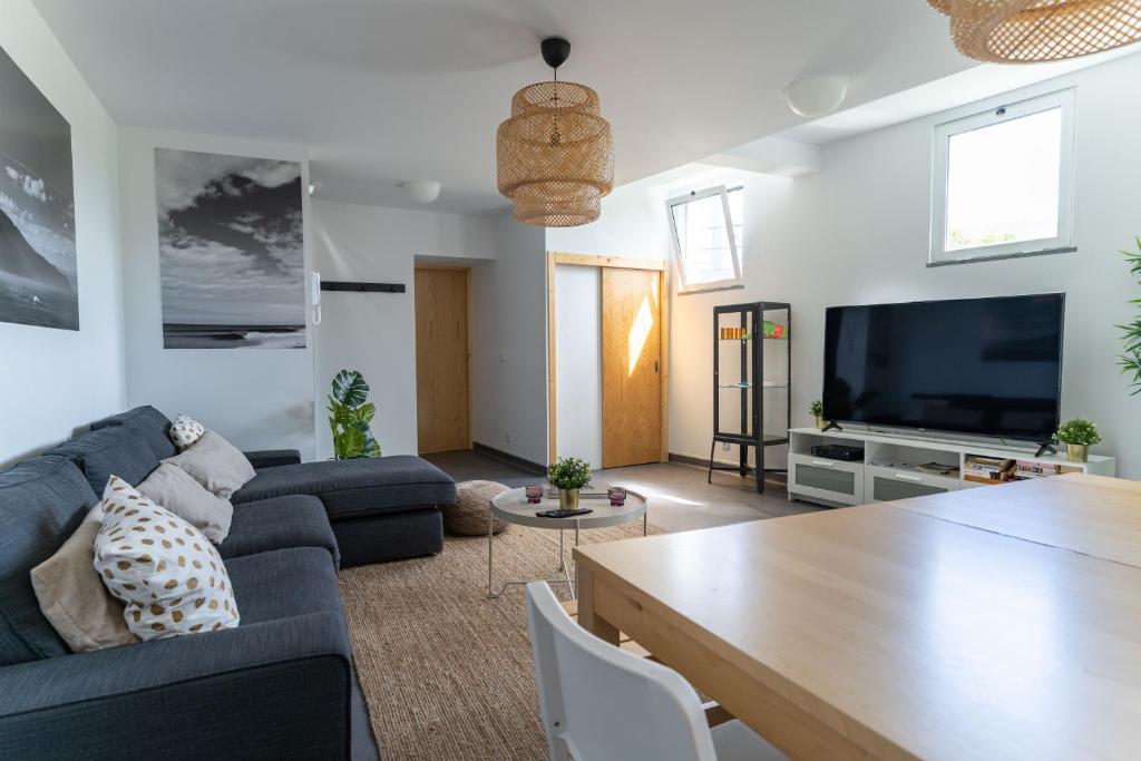 TV a/nebo společenská místnost v ubytování Madeira Surf Camp