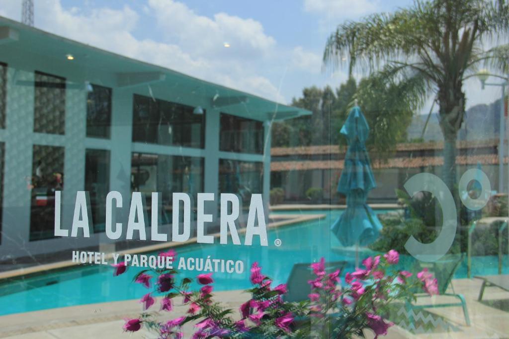 Bazén v ubytování Hotel Y Parque Acuático La Caldera nebo v jeho okolí