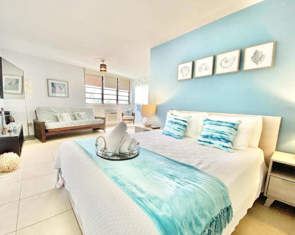 ein Schlafzimmer mit 2 Betten und einer blauen Wand in der Unterkunft KASA Seahorse of the Sea - Studio for 2 BEACH BLOCK in San Juan
