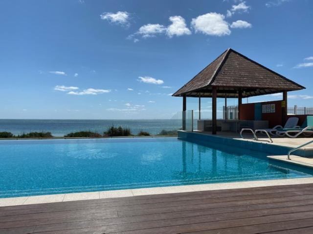 una piscina con cenador junto al océano en Dolphin View 404 en Mandurah