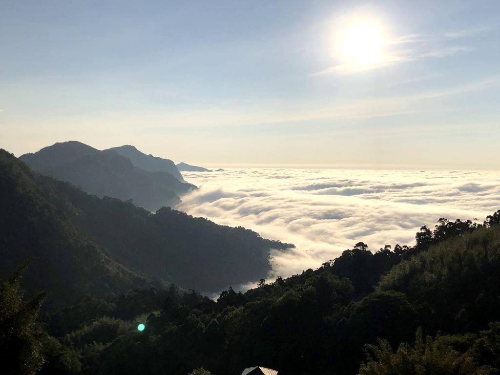 a view of a valley of clouds in the mountains at Tianyi Homestay in Fenchihu