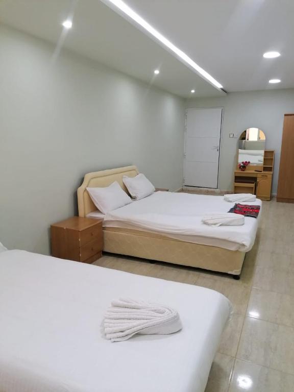 Postel nebo postele na pokoji v ubytování Alshumukh guesthouse