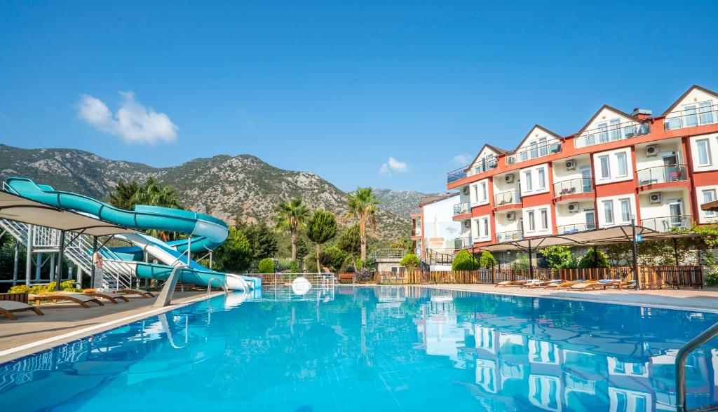una piscina en un hotel con un tobogán de agua en Adrasan Klados Hotel en Adrasan