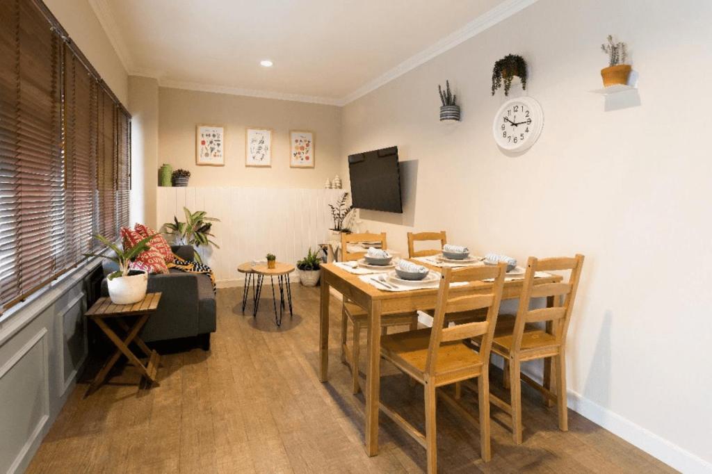 Cottonwood Bed & Breakfast House Bandung - 