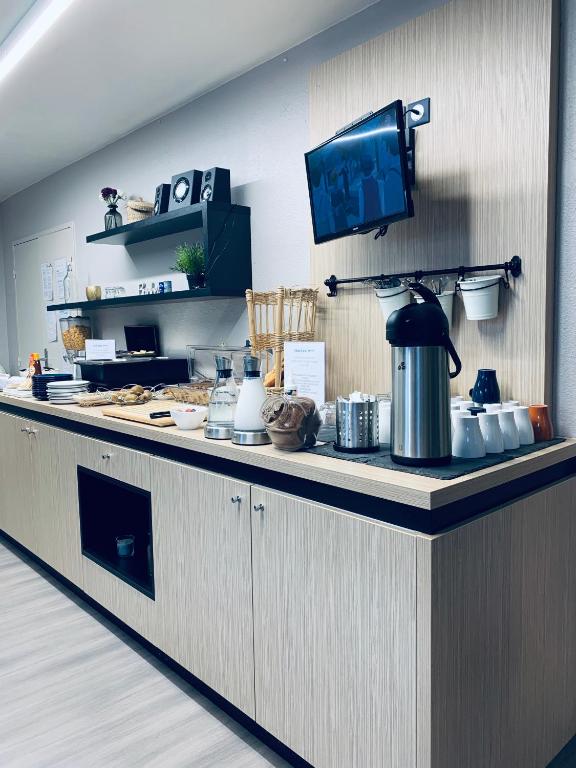 Kuchyň nebo kuchyňský kout v ubytování Hotel Inn Design Dijon Sud