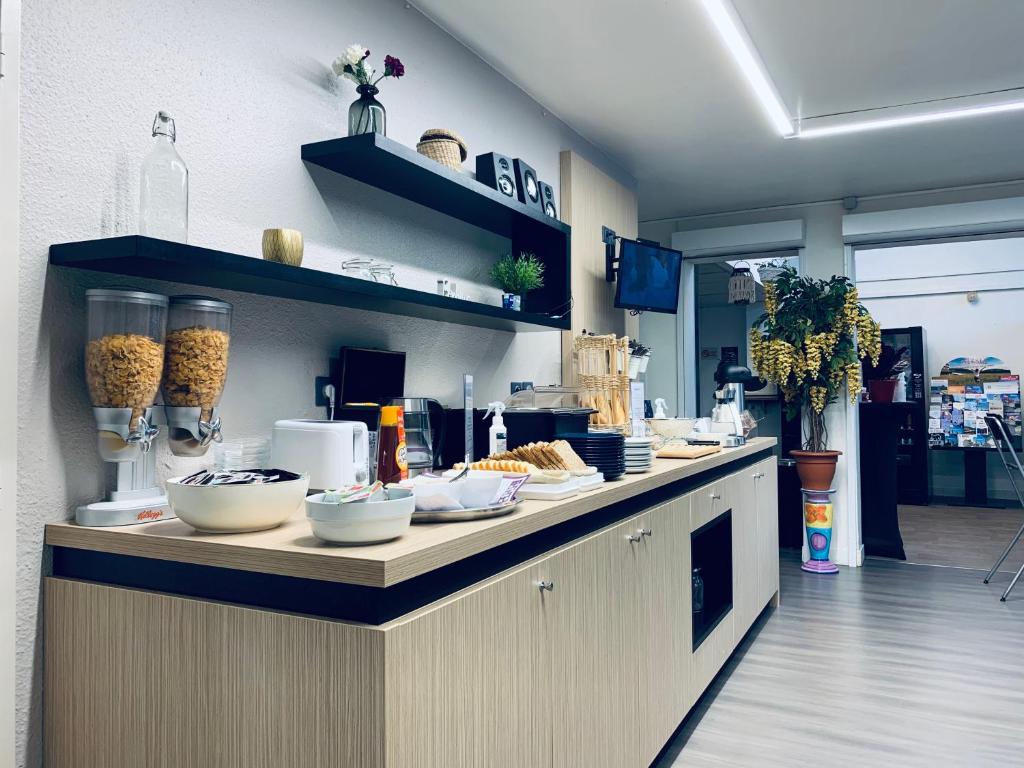 Kuchyň nebo kuchyňský kout v ubytování Hotel Inn Design Dijon Sud