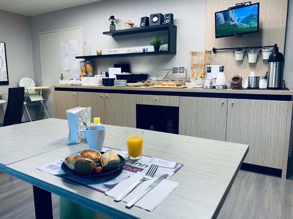 Kuchyň nebo kuchyňský kout v ubytování Hotel Inn Design Dijon Sud