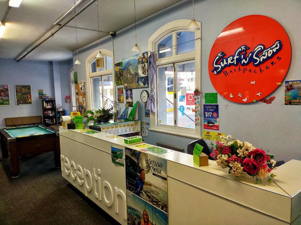 Surf 'N' Snow Backpackers Across Sky Tower - Resim 15