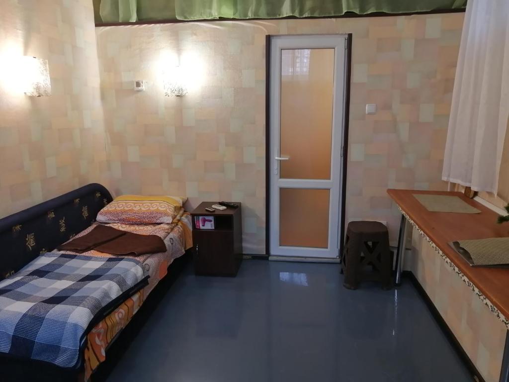 Habitación pequeña con cama y puerta en Volna Hotel, en Alushta