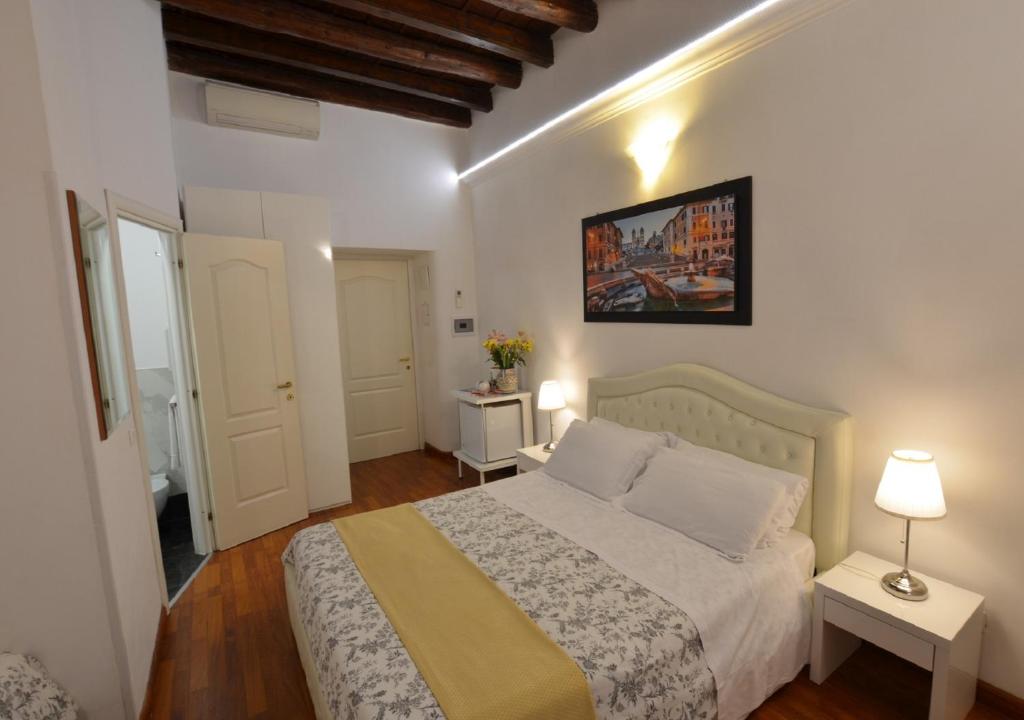 A bed or beds in a room at Notti A Roma