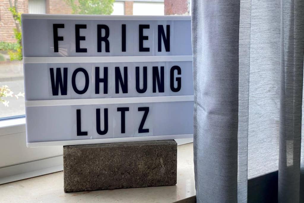 una señal que dice que se cayó caminando junto a una ventana en Ferienwohnung Lutz, en Ascheberg