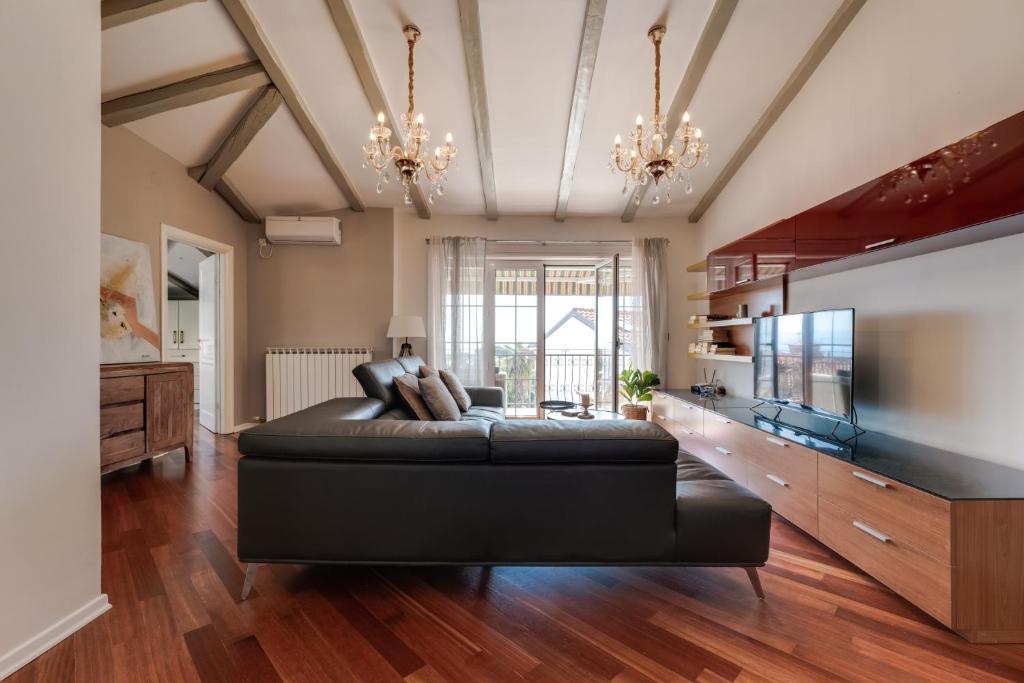 duży salon z kanapą i telewizorem w obiekcie Luxury Apartment Regina w mieście Opatija