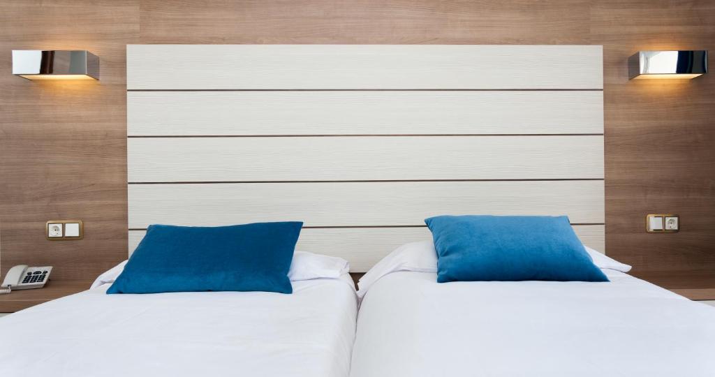 Globales America - Double Room Without Balcony