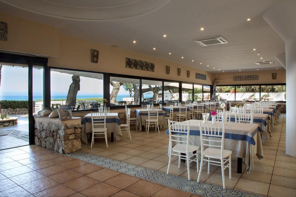 Restaurace v ubytování Torre San Vito Hotel Villaggio