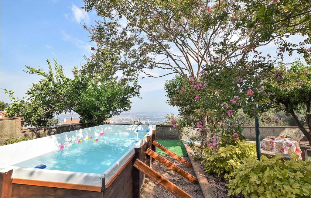 una piscina in un giardino con alberi e fiori di Gorgeous Apartment In Lettere -na- With Kitchen a Lettere