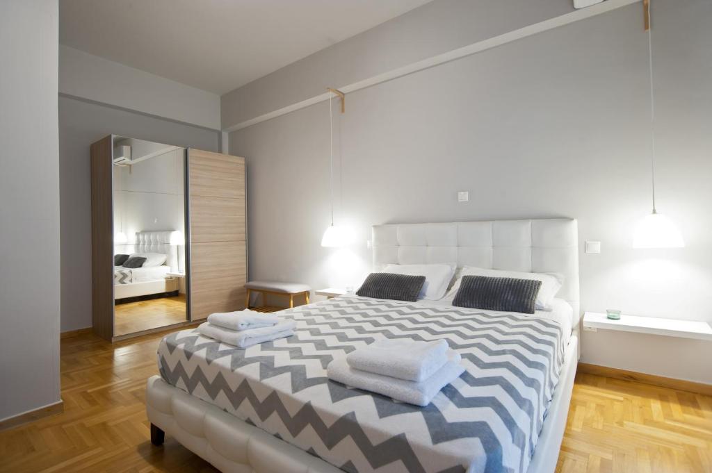 Posteľ alebo postele v izbe v ubytovaní Acropolis View Penthouse N