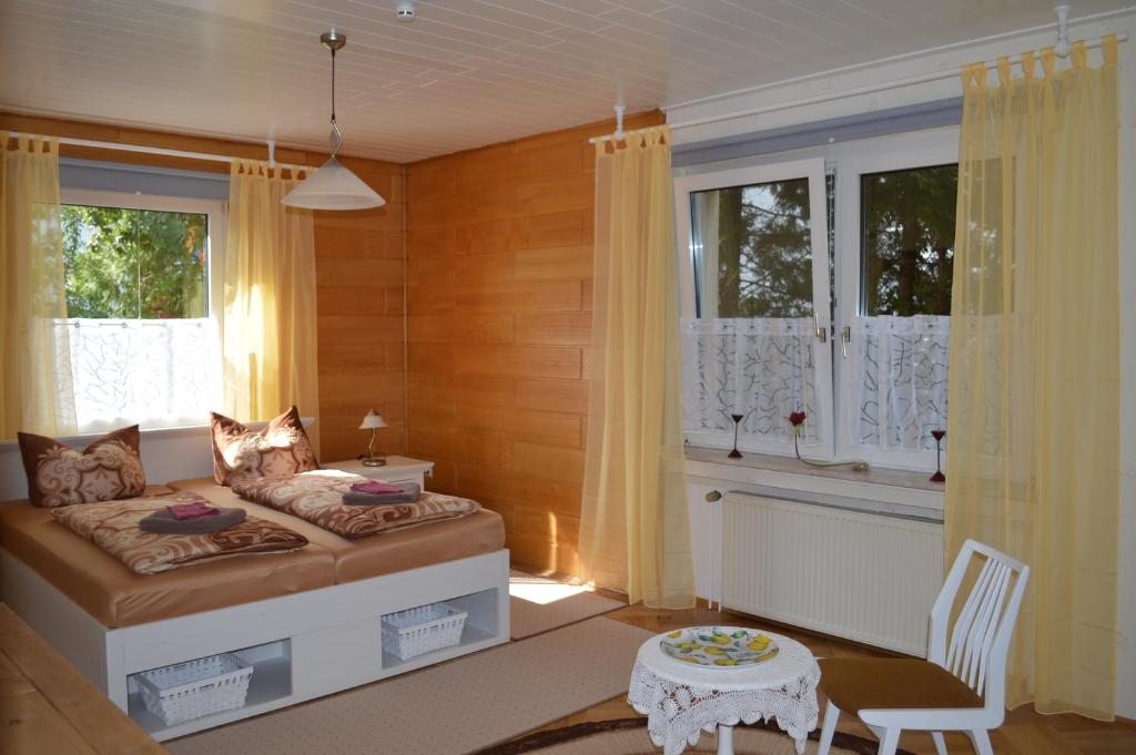 um quarto com uma cama e uma janela em Am Klostergarten em Heilbad Heiligenstadt