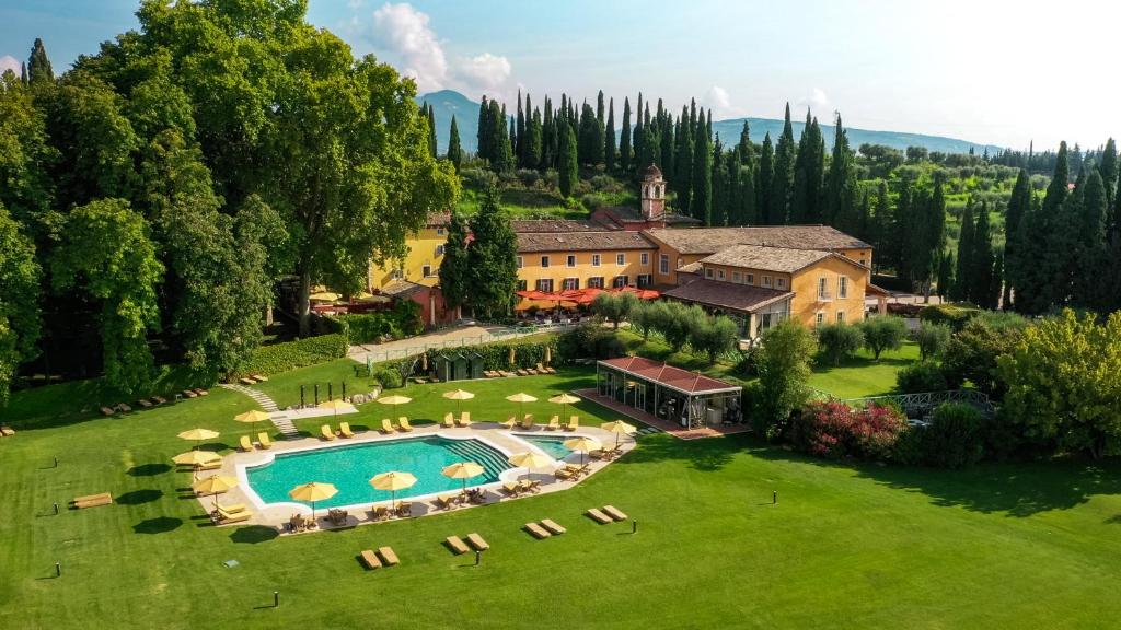 een luchtzicht op een resort met een zwembad bij Villa Cordevigo in Cavaion Veronese