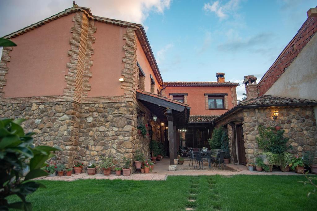 an exterior view of a building with a yard at Casa Rural El Labriego in Corral de Ayllón