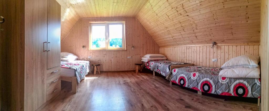 Postel nebo postele na pokoji v ubytování Domki - Noclegi Pod Ostrym Działem