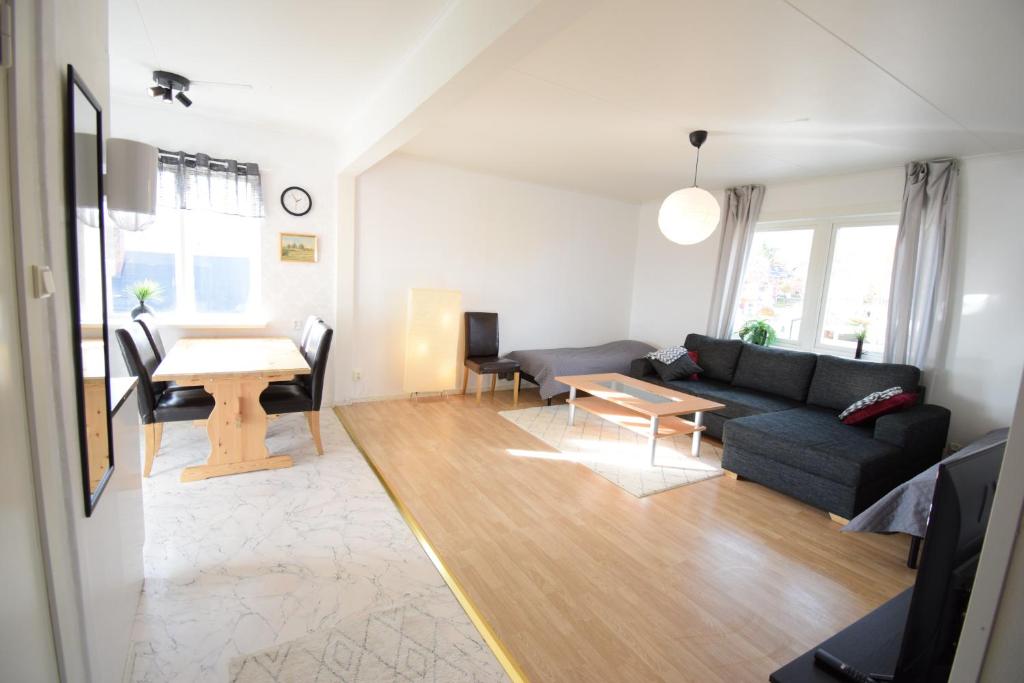 uma sala de estar com um sofá e uma mesa em Big Apartment in central Kiruna 6 em Kiruna