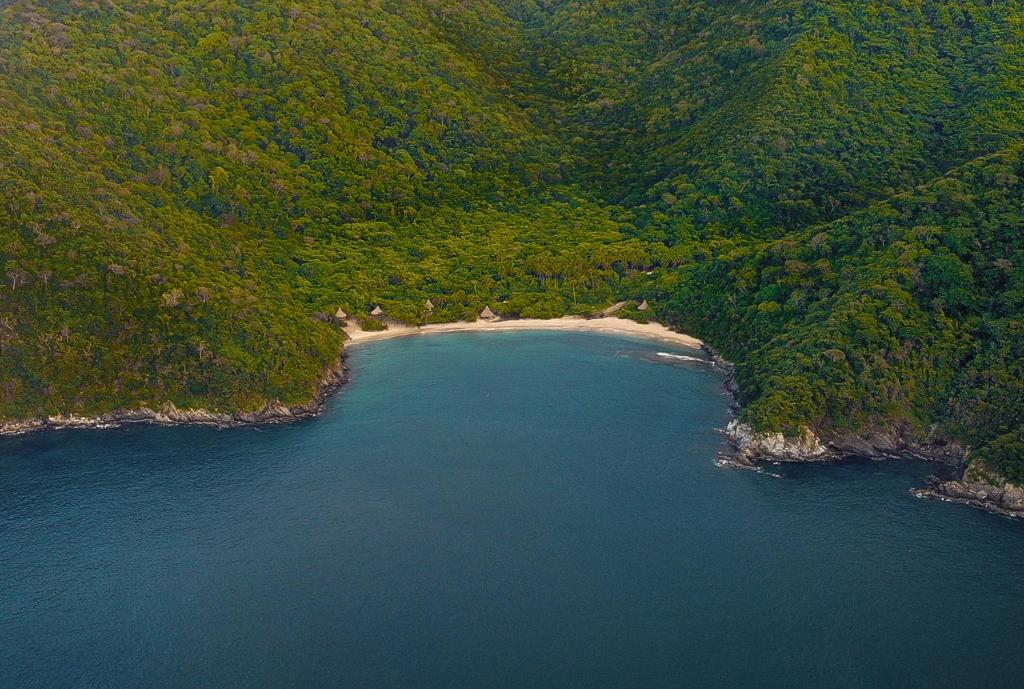 una vista aérea de una playa en un cuerpo de agua en Wachakyta Ecolodge, en Calabazo