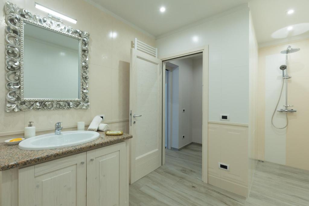 y baño con lavabo y espejo. en Residenza Conca Verde B&B Il monolocale, en Rogolo