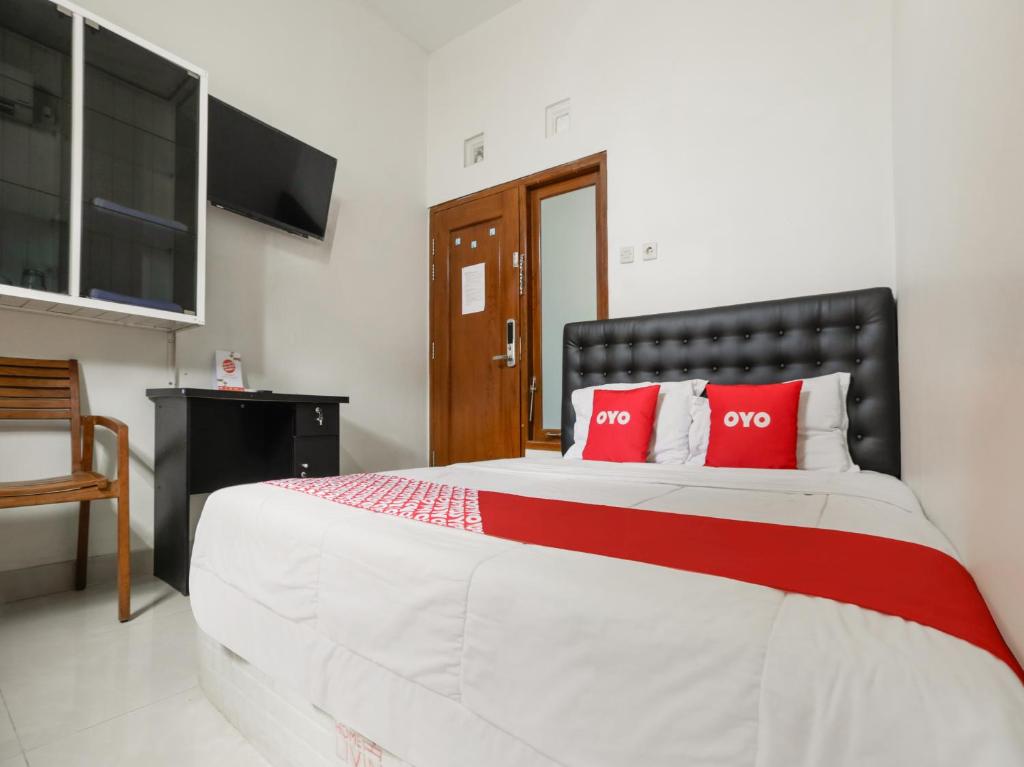 Postel nebo postele na pokoji v ubytování OYO 3838 Tamansari Guest House