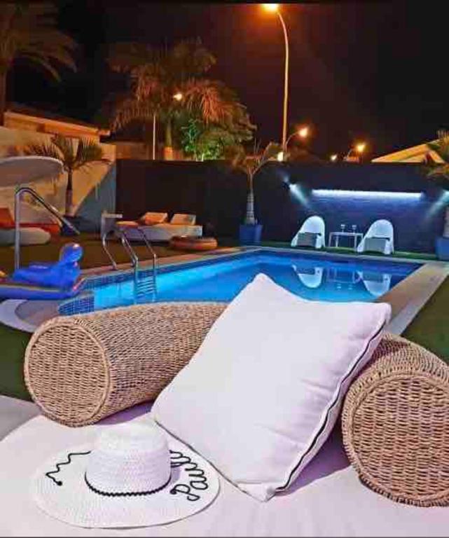 Bazén v ubytování Olivia Holidayhouse Maspalomas nebo v jeho okolí