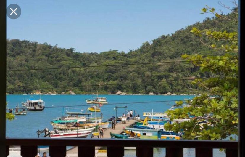 vistas a un puerto con barcos en el agua en Pousada Nativa, en Paraty