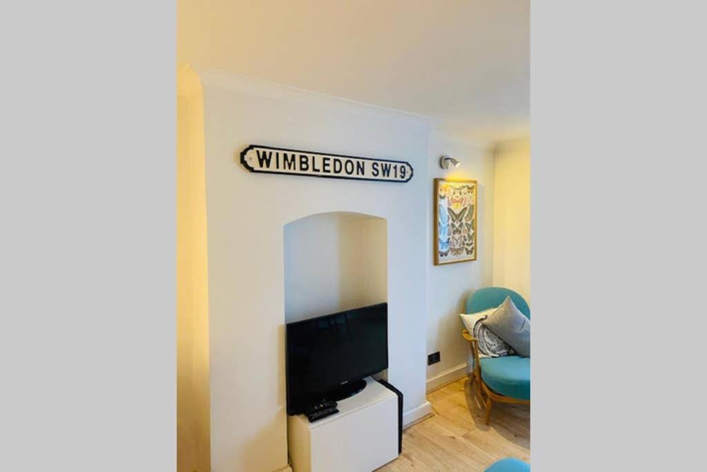 A television and/or entertainment centre at Stunning, peaceful entire flat in the centre of Wimbledon