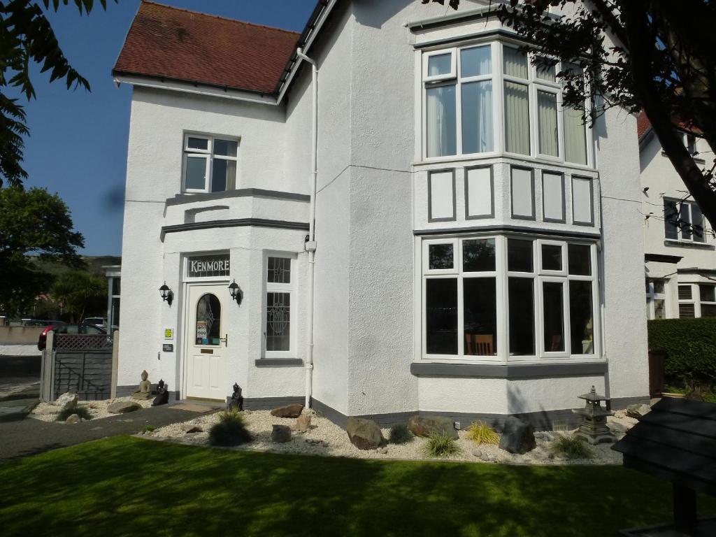 Casa blanca con ventana grande en The Kenmore Guest House en Llandudno