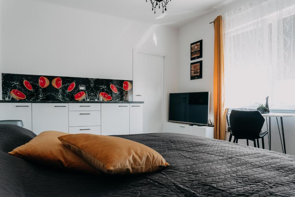 TV a/nebo společenská místnost v ubytování Lora & Lana Resort