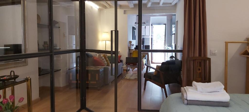 シグエンサにあるMurallas de Sigüenzaのガラスの壁とリビングルームが備わる客室です。
