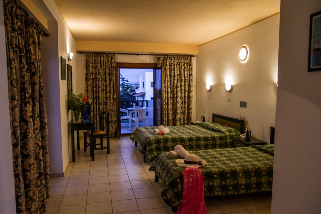 Pokój hotelowy z 2 łóżkami i balkonem w obiekcie Hotel Lyda w mieście Guwes
