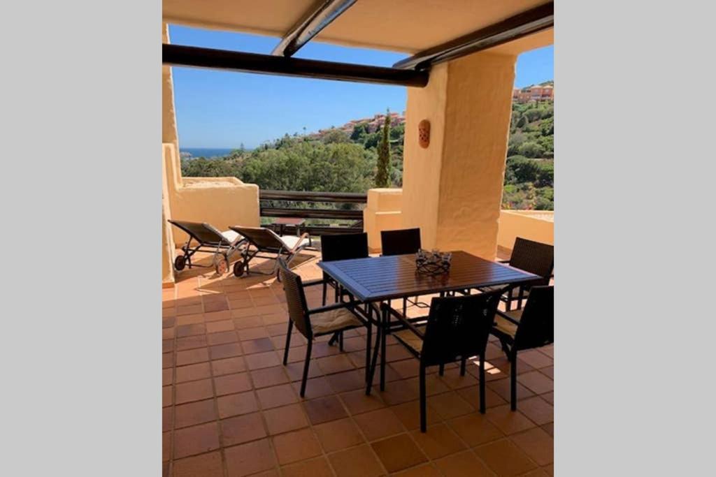 een tafel en stoelen op een patio met uitzicht bij Khios 401 Coto Real, La Duquesa, Manilva in San Luis de Sabinillas