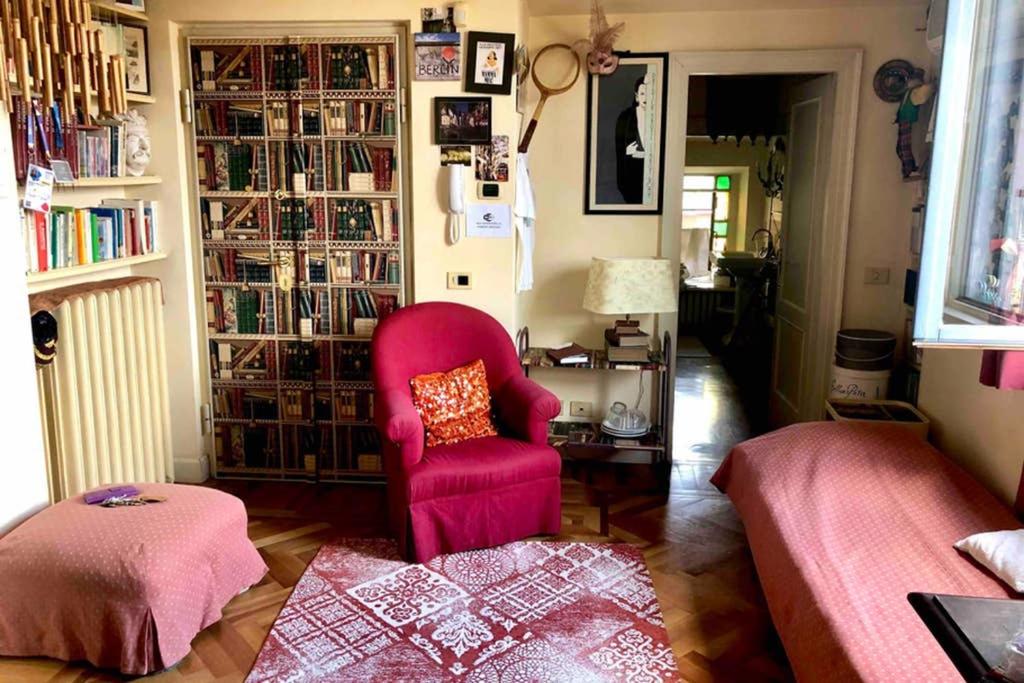 een woonkamer met een roze stoel en een bank bij Beautiful and charming apartment Milan citycenter in Milaan