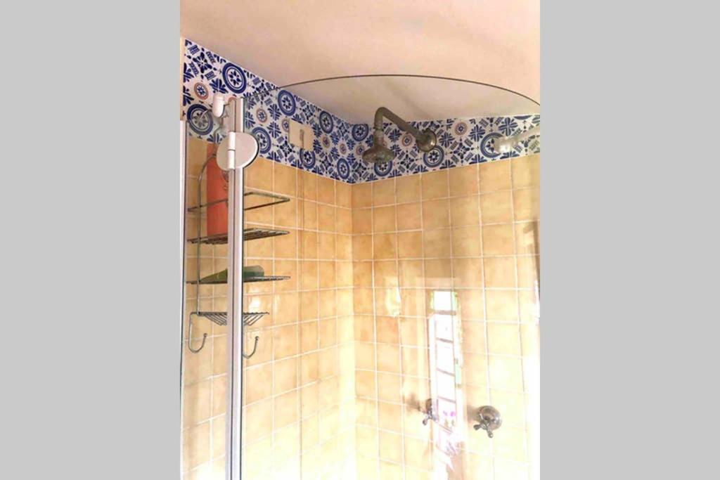 A bathroom at City Center Milanese Cosy Retreat
