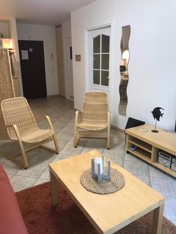 un soggiorno con 2 sedie e un tavolino da caffè di Apartament BURSZTYN a Kołobrzeg