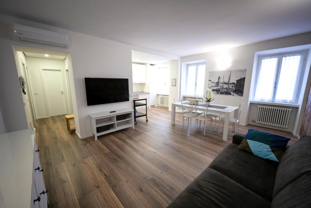 Televízia a/alebo spoločenská miestnosť v ubytovaní Appartamento L’Anzolim