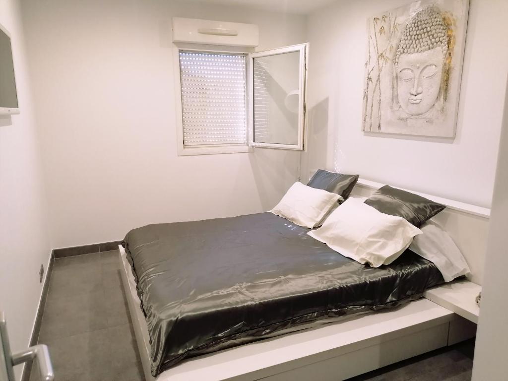 un letto in una camera con materasso nero di Design Standing Apt in Aix ad Aix en Provence