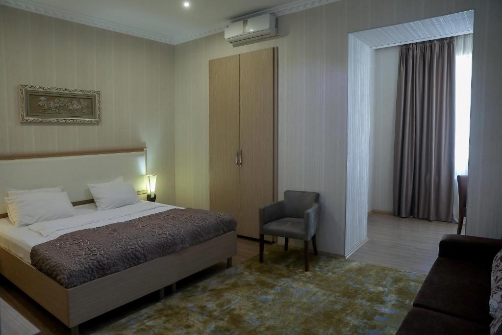 Postel nebo postele na pokoji v ubytování Rustaveli Palace