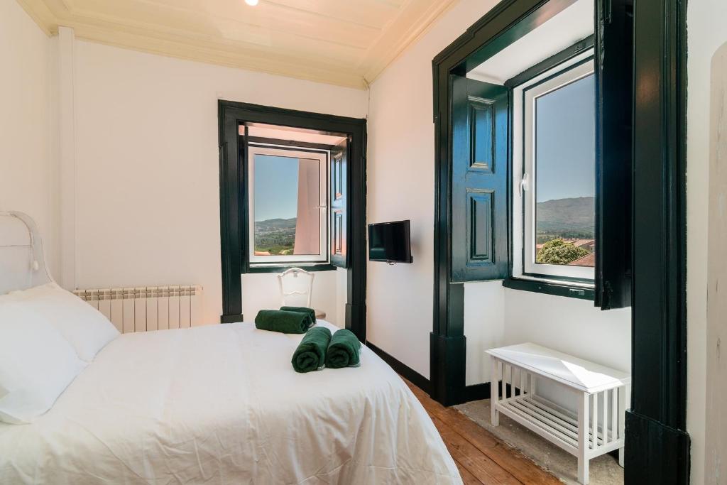 Uma cama ou camas num quarto em Casa de Lagarinhos JACUZZI SPA JOGOS GYM - SERRA DA ESTRELA - SEIA - GOUVEIA