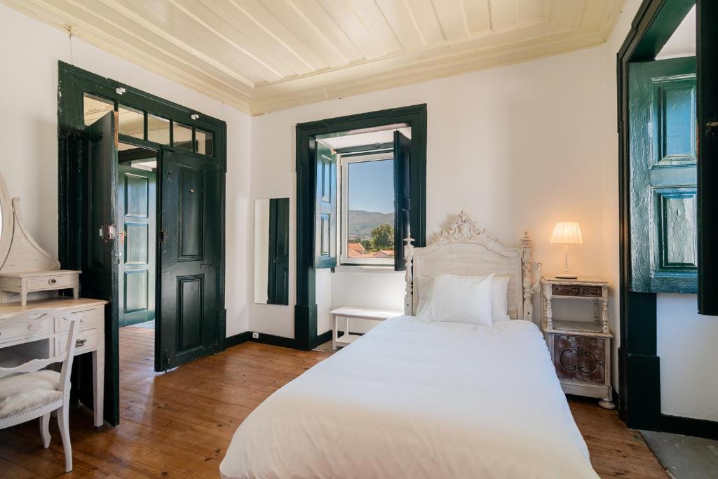 Uma cama ou camas num quarto em Casa de Lagarinhos JACUZZI SPA JOGOS GYM - SERRA DA ESTRELA - SEIA - GOUVEIA