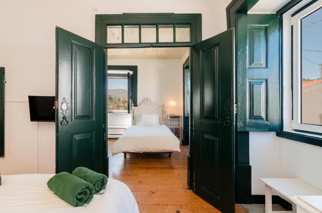 Uma cama ou camas num quarto em Casa de Lagarinhos JACUZZI SPA JOGOS GYM - SERRA DA ESTRELA - SEIA - GOUVEIA