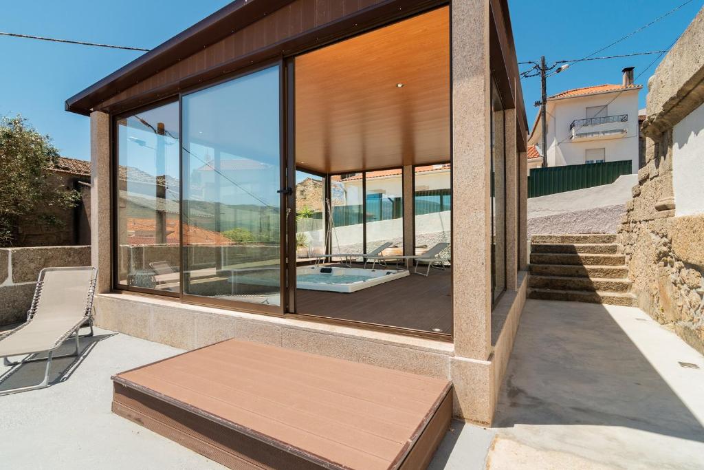 Uma varanda ou terrao em Casa de Lagarinhos JACUZZI SPA JOGOS GYM - SERRA DA ESTRELA - SEIA - GOUVEIA