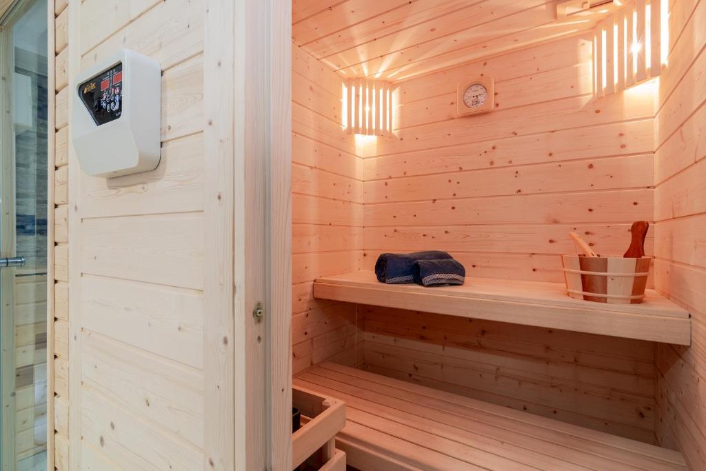 uma sauna de madeira com um banco numa sala de madeira em Casa de Lagarinhos JACUZZI SPA JOGOS GYM - SERRA DA ESTRELA - SEIA - GOUVEIA em Gouveia