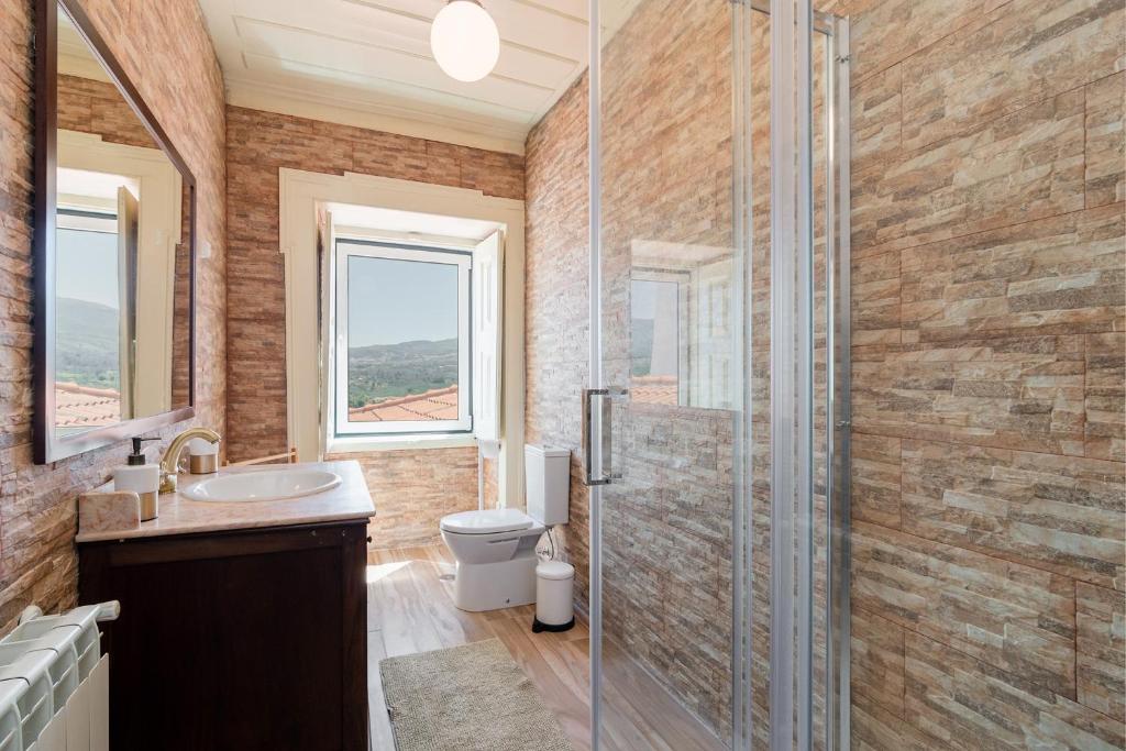 Uma casa de banho em Casa de Lagarinhos JACUZZI SPA JOGOS GYM - SERRA DA ESTRELA - SEIA - GOUVEIA