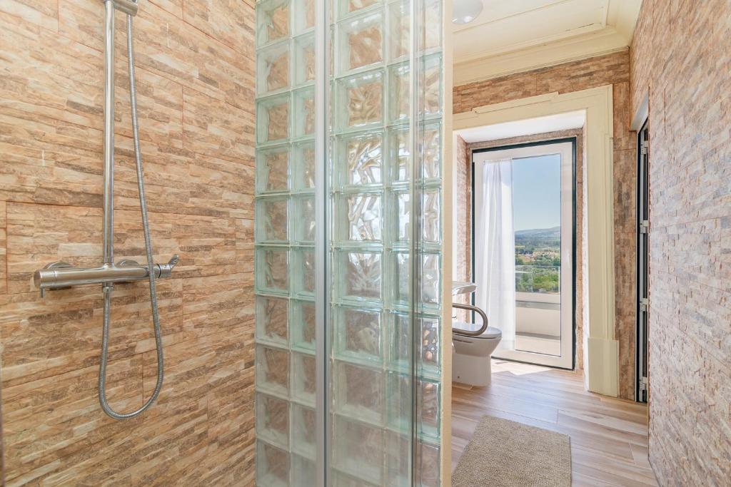 Uma casa de banho em Casa de Lagarinhos JACUZZI SPA JOGOS GYM - SERRA DA ESTRELA - SEIA - GOUVEIA